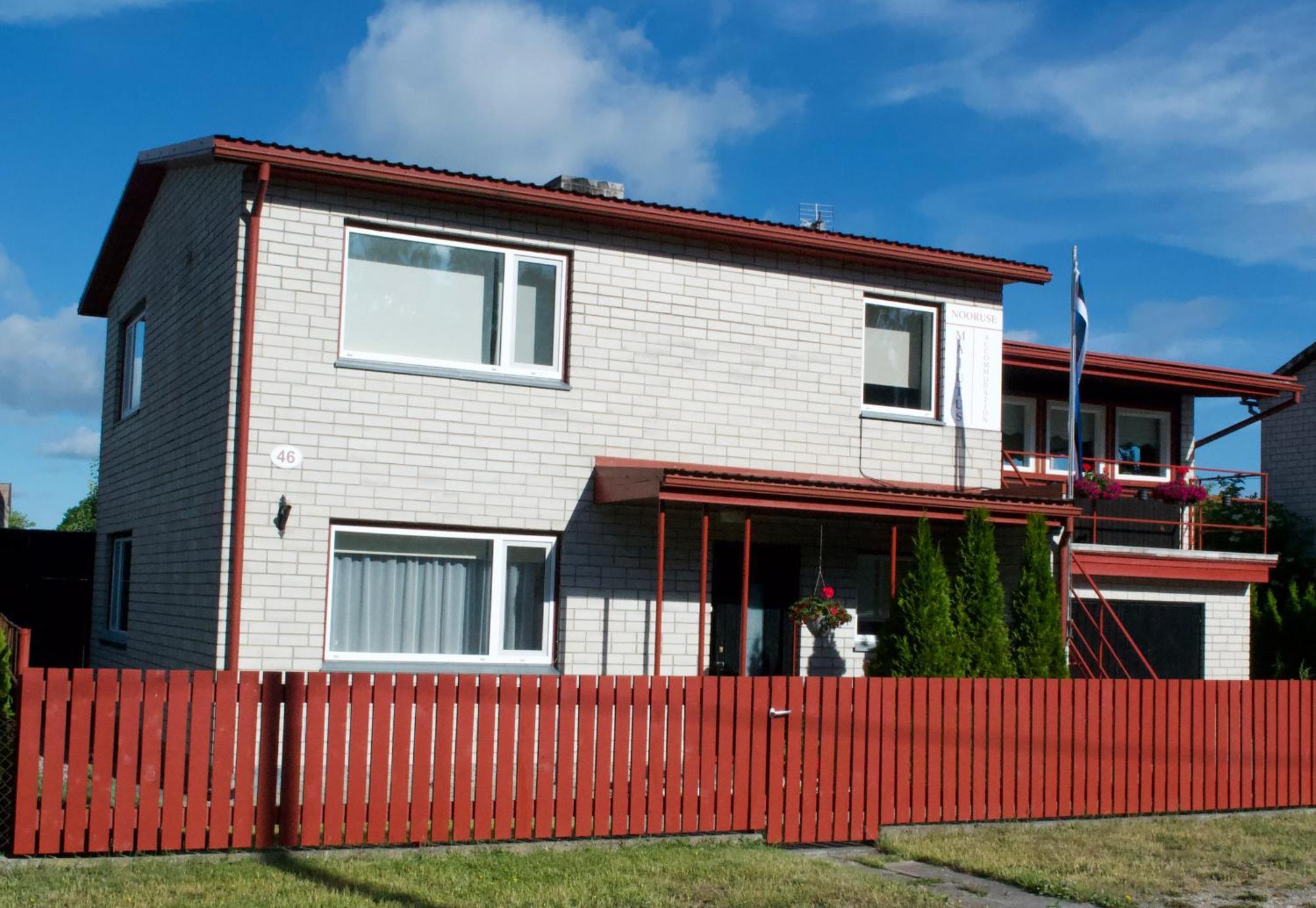 Hotel Nooruse Majutus Kuressaare Exterior foto