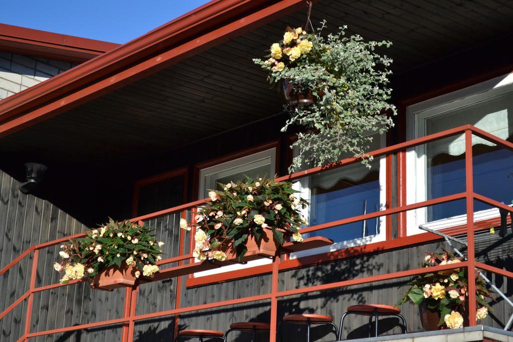 Hotel Nooruse Majutus Kuressaare Exterior foto